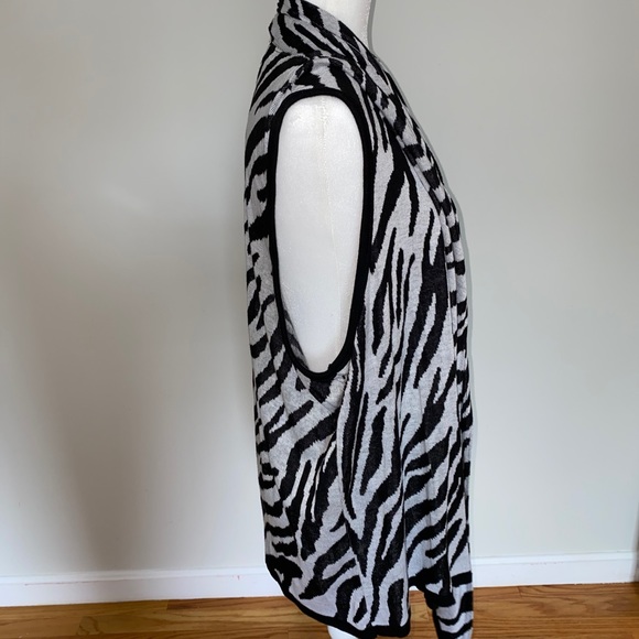 Plus Sized Zebra Print Cardigan - Picture 2 of 5